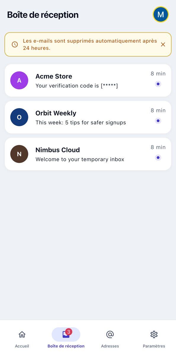 La boîte de réception de Tmailor sur iOS avec trois messages tout juste arrivés sous une bannière jaune indiquant Les e-mails sont supprimés automatiquement après 24 heures et un badge de messages non lus sur longlet Boîte de réception