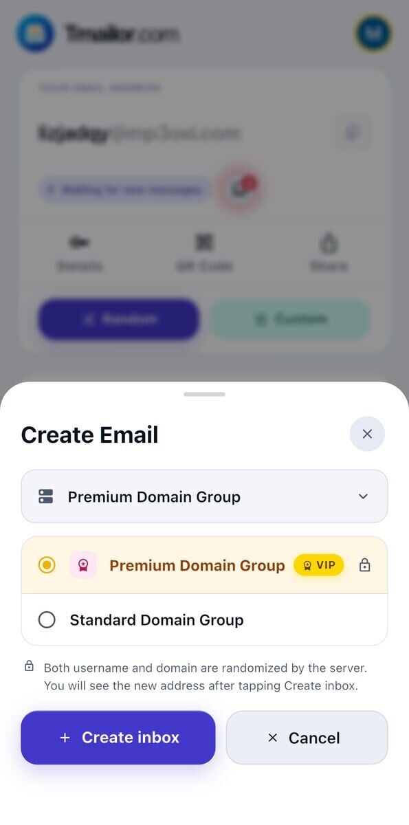 برگه ایجاد ایمیل در iOS که گروه دامنه پریمیوم را پشت نشان VIP و یک قفل و گروه دامنه استاندارد را فهرست میکند