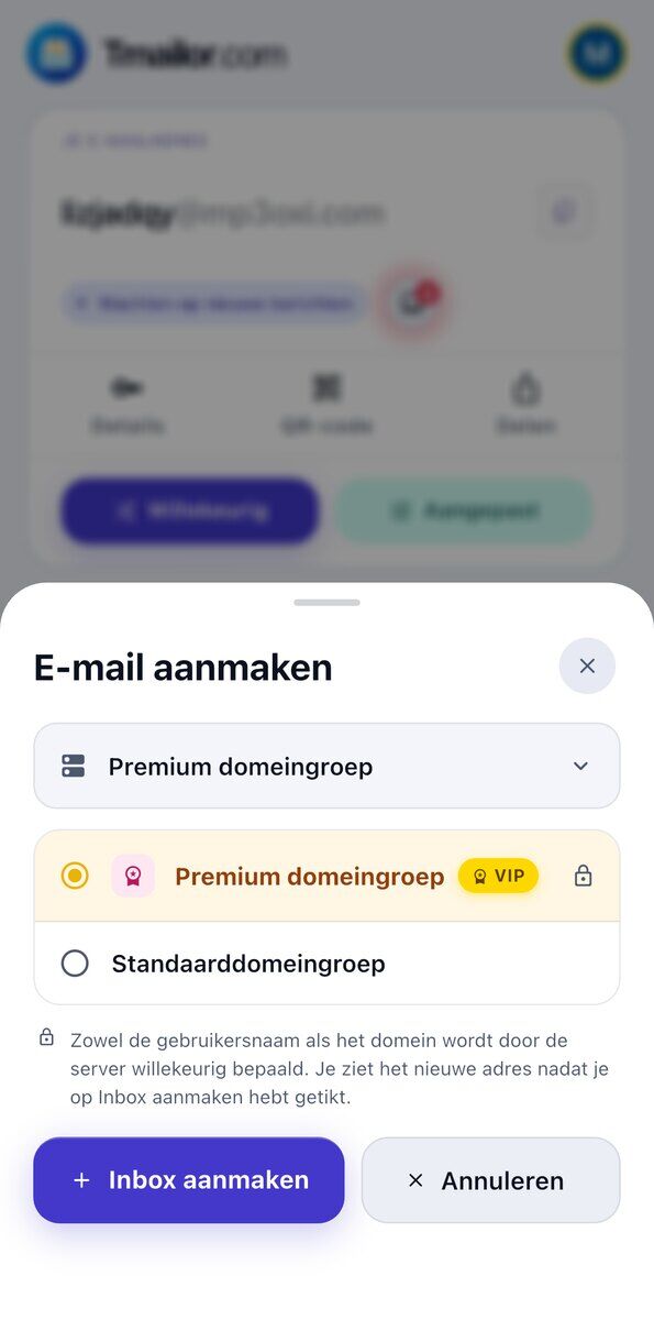 Het venster E-mail aanmaken op iOS met de Premium-domeingroep achter een VIP-badge en een slotje en de Standaard-domeingroep