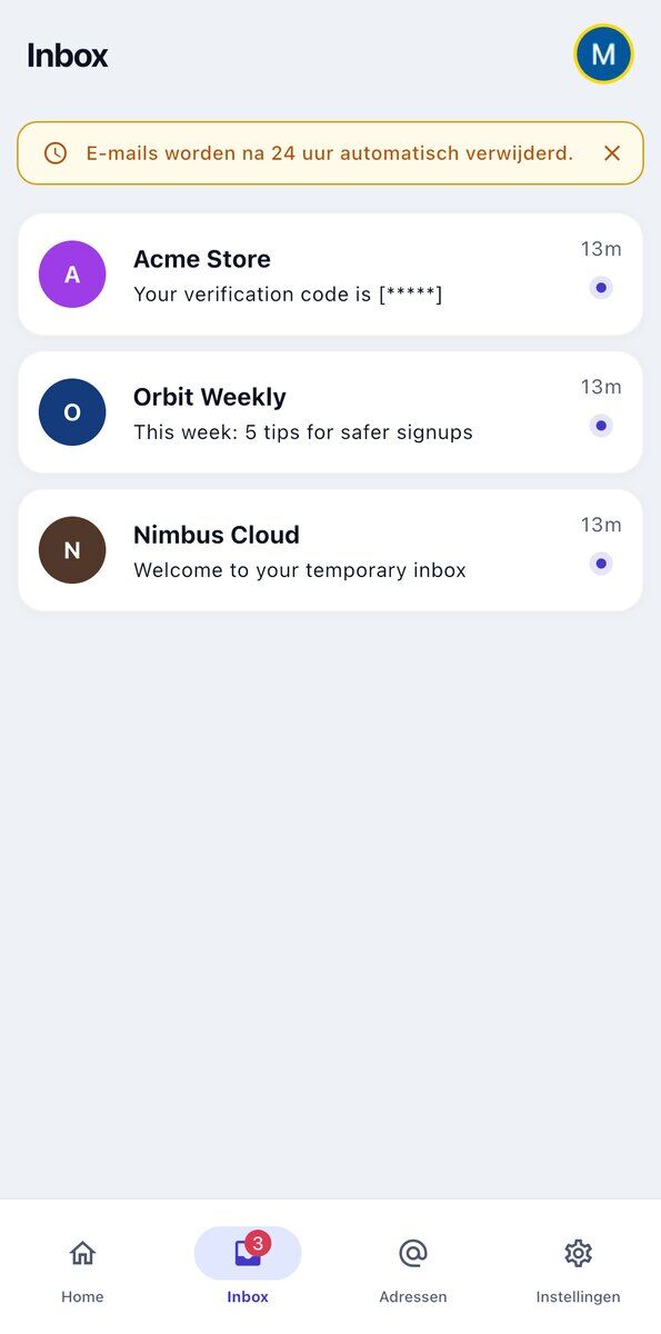 De inbox van Tmailor op iOS met drie net binnengekomen berichten onder een gele banner met de tekst E-mails worden na 24 uur automatisch verwijderd en een badge voor ongelezen berichten op het tabblad Inbox