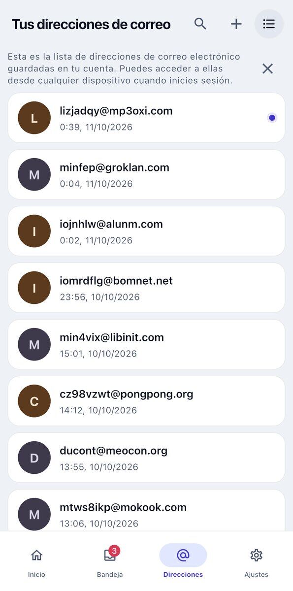 La pantalla Tus Direcciones de Correo en iOS muestra los buzones de entrada temporales guardados con la fecha y hora en que se creó cada una además de los botones de búsqueda y añadir en la cabecera