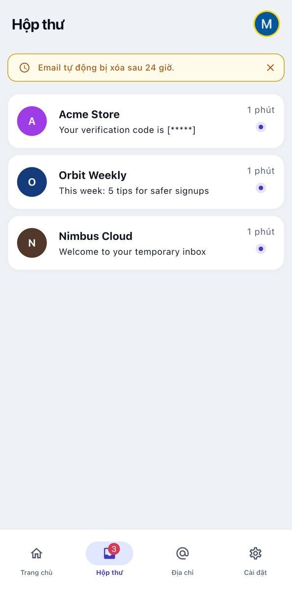 Hộp thư Tmailor trên iOS liệt kê ba thư vừa đến dưới biểu ngữ màu vàng ghi Email tự động xóa sau 24 giờ kèm huy hiệu chưa đọc trên tab Hộp thư đến